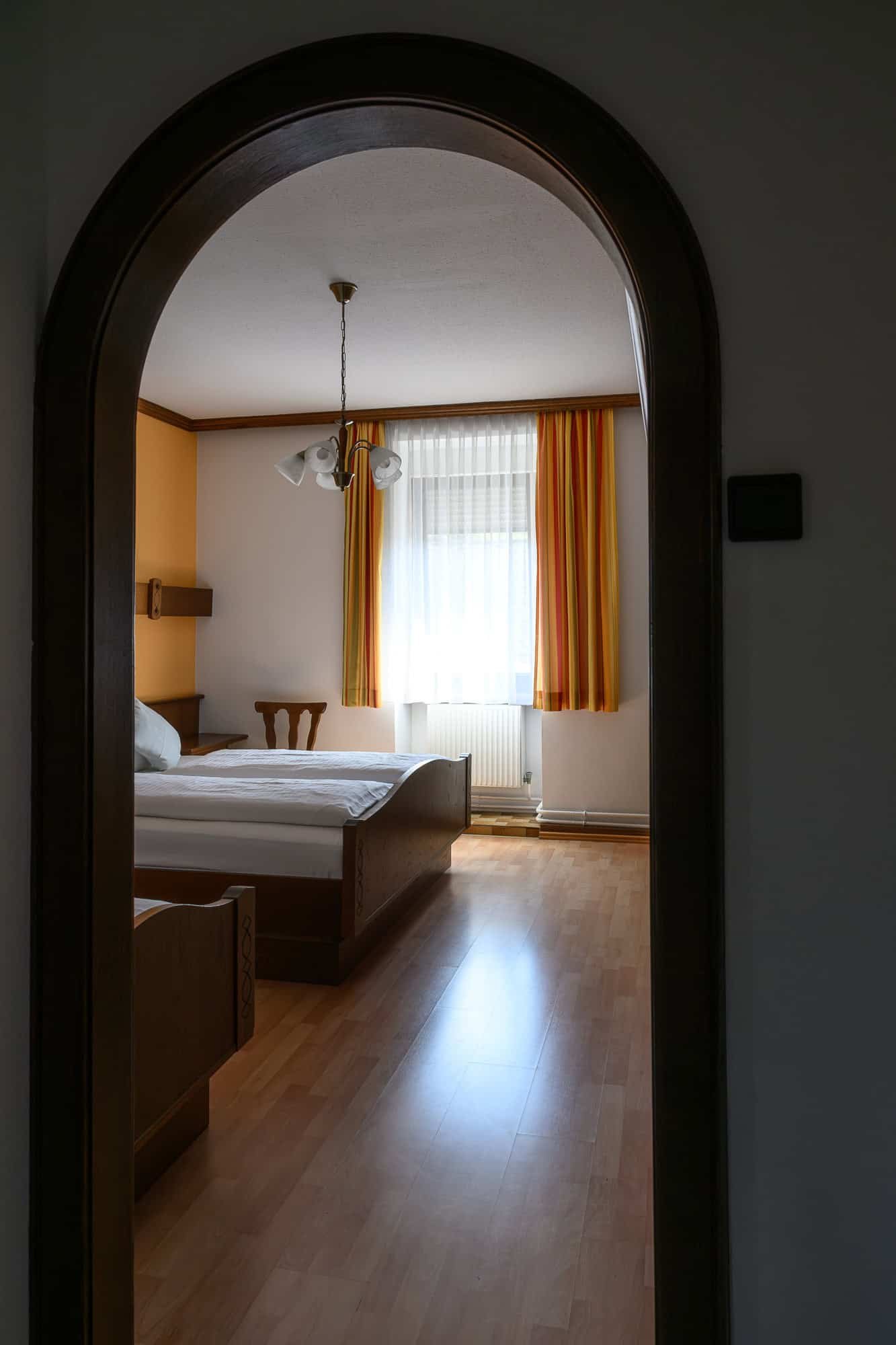 Hotel Stockinger: Komfortables Zimmer mit Holzdetails, klarem Licht und gemütlicher Atmosphäre.