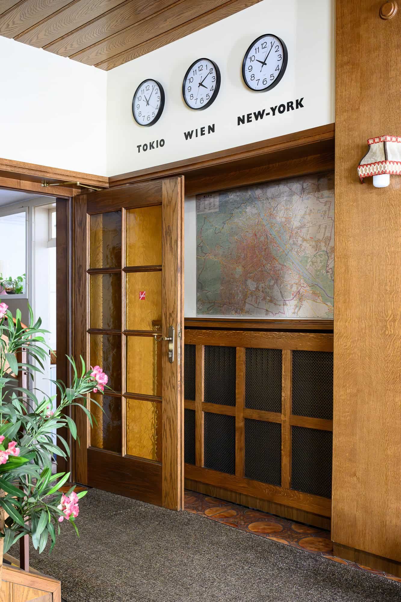 Moderne U-Bahn/U-Bahn Weltuhr im Hotel Stockinger in Wien, zeigt Weltzeiten wie Tokio, Wien, New York, ideal für Geschäftsreisende.